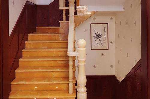 绥阳中式别墅室内汉白玉石楼梯的定制安装装饰效果